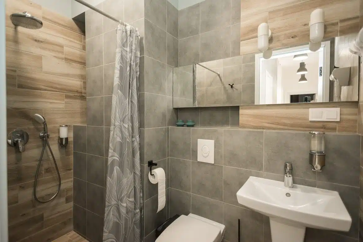 salle de bain avec un carrelage gris