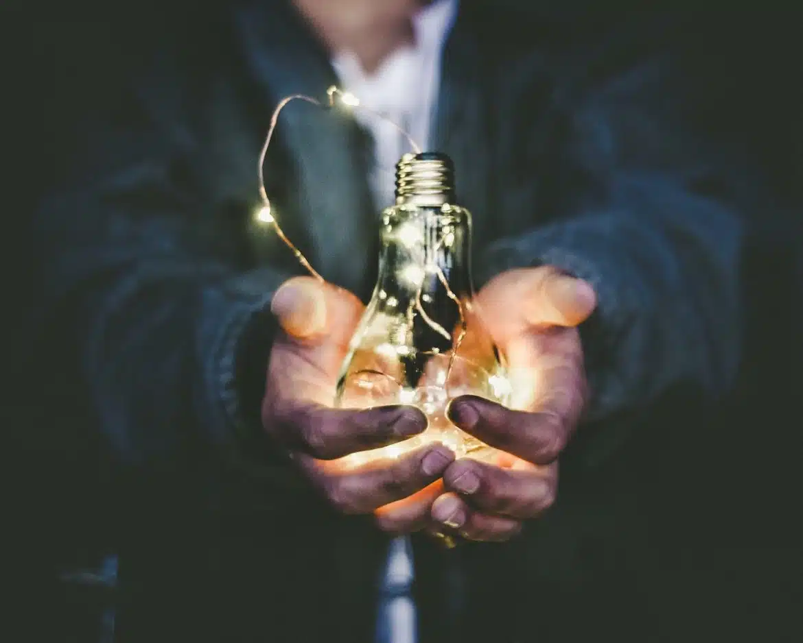 Une personne avec une ampoule dans ses mains