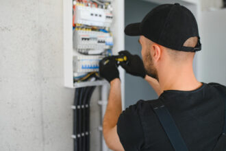 Besoin d’un électricien à Airaines ? Découvrez les atouts d’un artisan local !