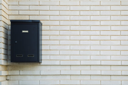 Boîte aux lettres bloquée, forcée ou non conforme : quand appeler un serrurier ?