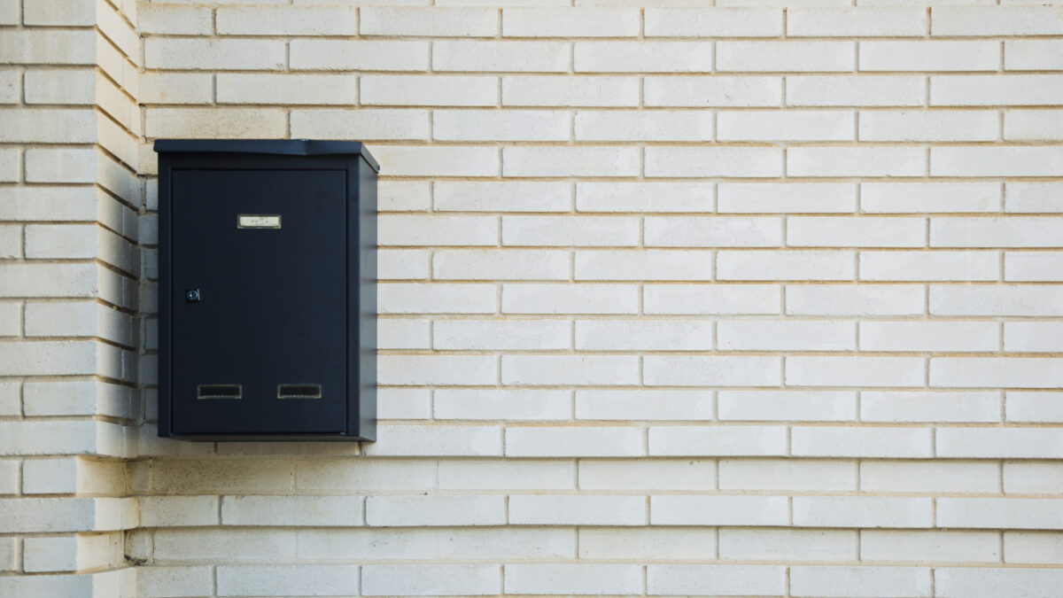 Boîte aux lettres bloquée, forcée ou non conforme : quand appeler un serrurier ?