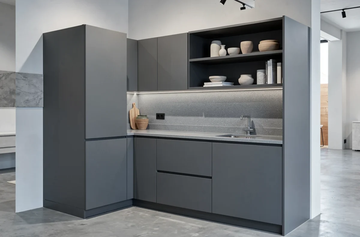 Cuisine moderne sans poignées en laque anthracite installée par Formes SARL en Corse