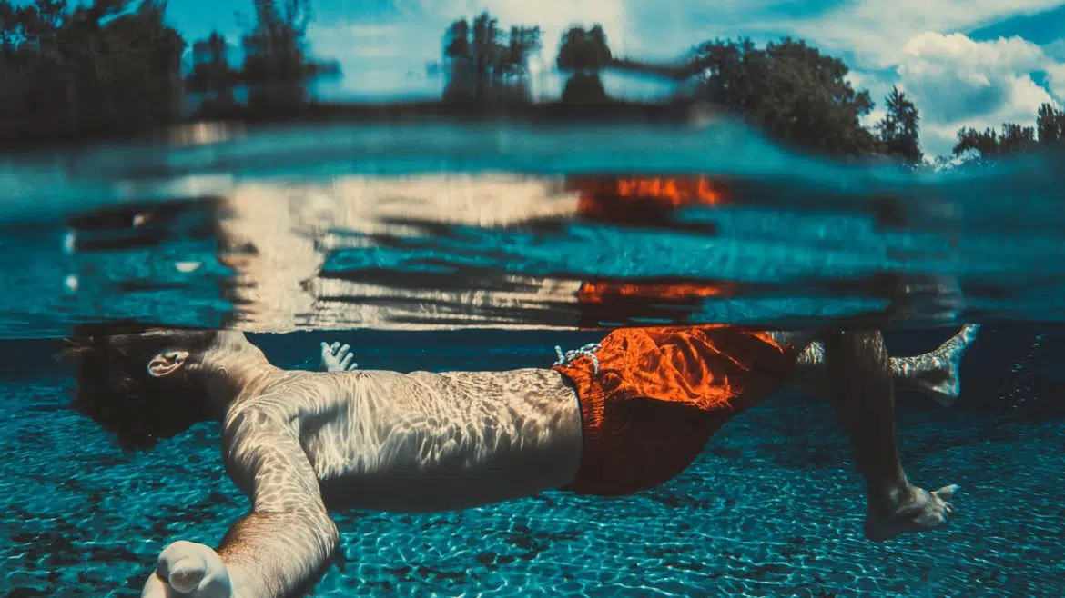 Habillez votre piscine avec un revêtement en bois !