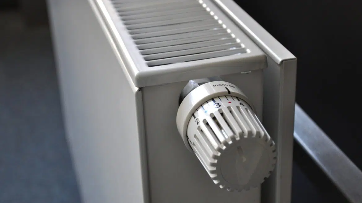 Le radiateur en fonte diffuse parfaitement la chaleur dans la pièce