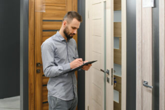 Porte d'entrée : comment bien choisir son matériau, sa sécurité et son installateur ?