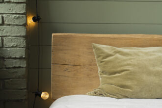 Tête de lit 160 cm : dimensions, styles et aménagement de la chambre